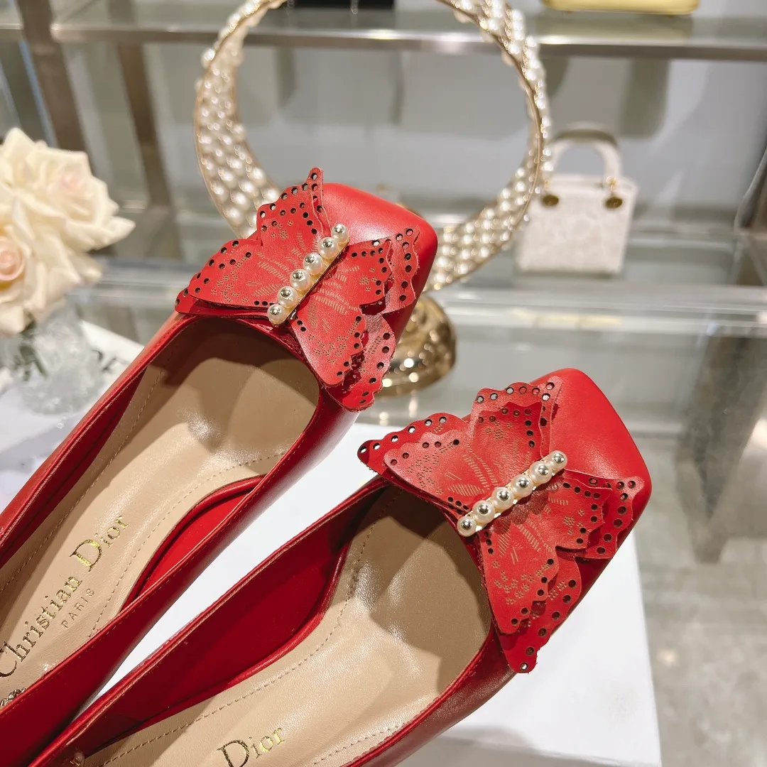 👟👟Ex-factory price 560👟👟 2024 early spring new style ◼️Dior ◼️Dior spring and summer latest fashion show haute couture series sandals Bow Mary Jane ——— Ldylle retro Roman style doll women's sandals CD pearl five metal buckle bow low-heeled women's single shoes Original development top high-end version Material: imported cow patent leather upper + water-dyed sheepskin lining + original molded pearl buckle + Italian genuine leather outsole Size: 34-40 (34.40. Customization is non-refundable and non-exchangeable) Heel height: 4.5cm 8.5cm
